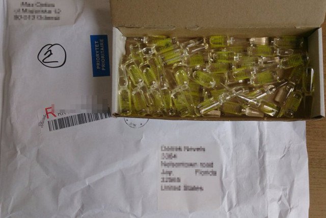 Nielegalne leki dotrą pod twój adres. Na zdjęciu paczka przechwycona przez policję.