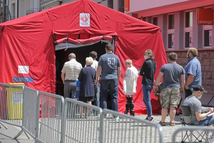 Kolejka do punktu szczepień w Zakopanem.