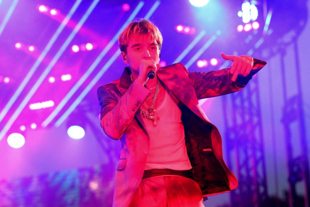 Mata na scenie dający koncert.