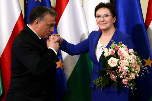 Viktor Orban był bardzo szarmancki – wręczył Ewie Kopacz bukiet kwiatów i pocałował ją w rękę