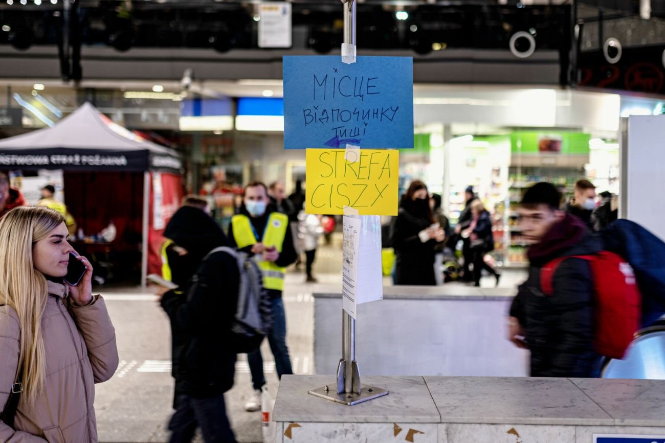 Uchodźcy z Ukrainy na Dworcu Centralnym w Warszawie.