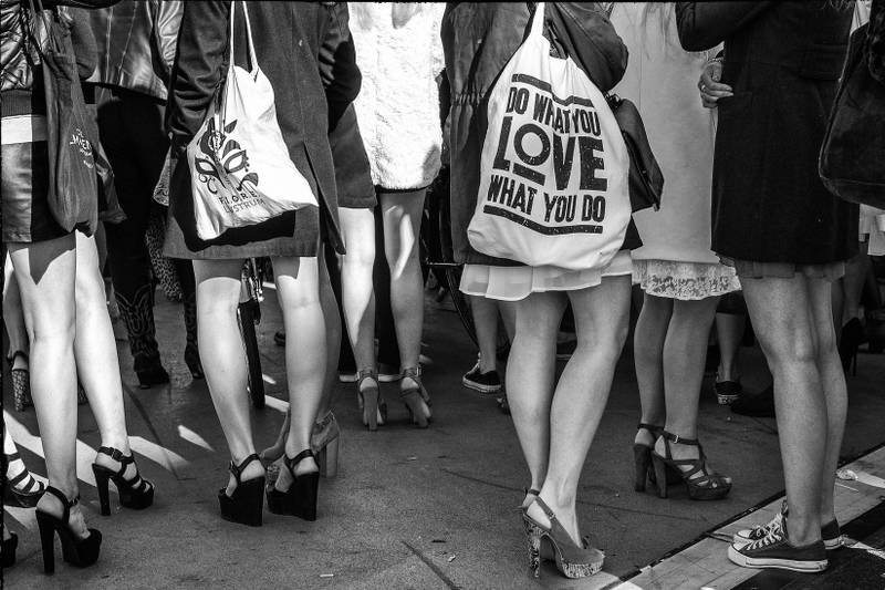 Gołe nogi wyglądają świetnie. Pod warunkiem, że są zadbane