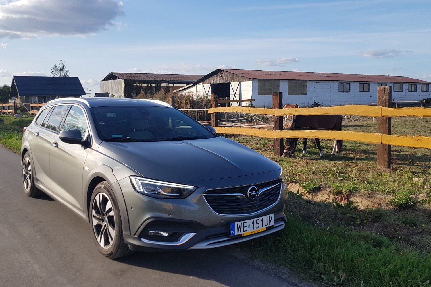 Opel Insignia Country Tourer 1.6 Turbo jeździ dobrze i wygląda dobrze.