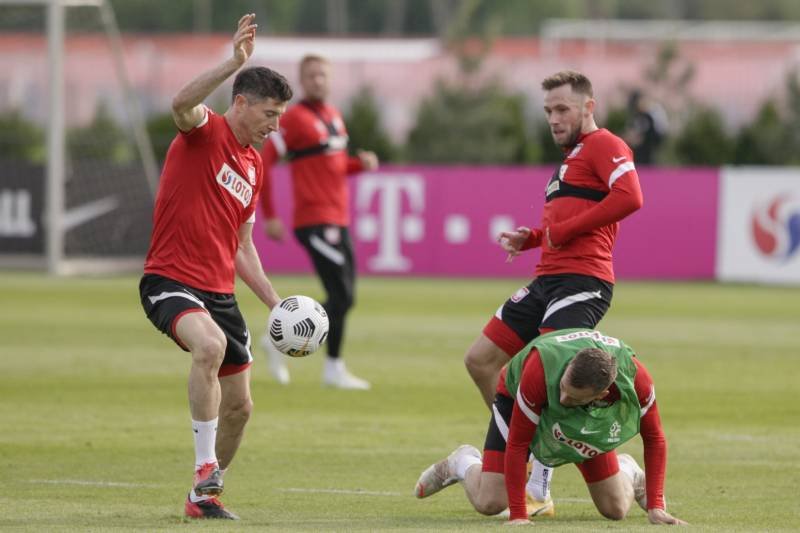 Zgrupowanie w opalenicy. Lewandowski nie trenował przez skutki uboczne szczepionki przeciw COVID-19.