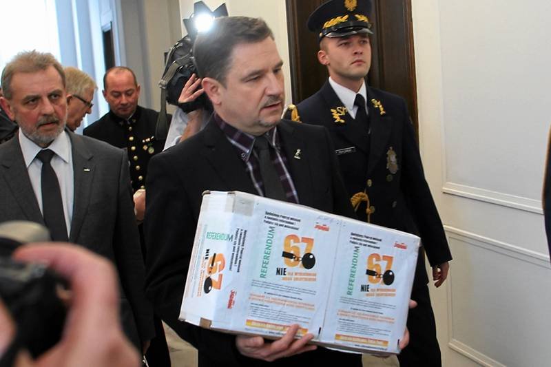 Piotr Duda składa w Sejmie wniosek o referendum wraz z 1,38 mln podpisów.