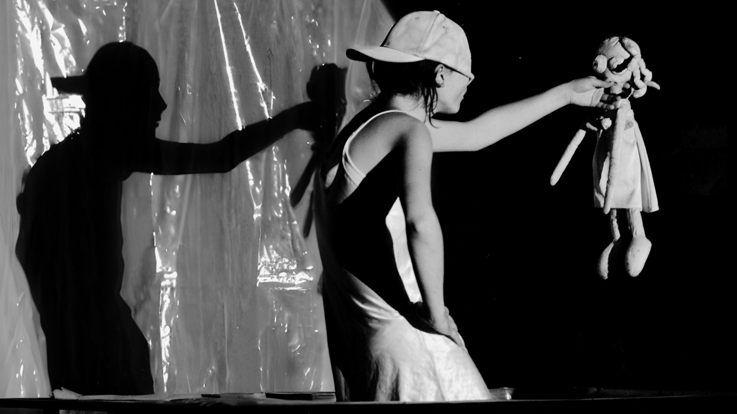 Często kobiety stosują przemoc psychiczną wobec innych kobiet. Zdjęcie poglądowe, Teatr Lalek z Rabki Zdrój