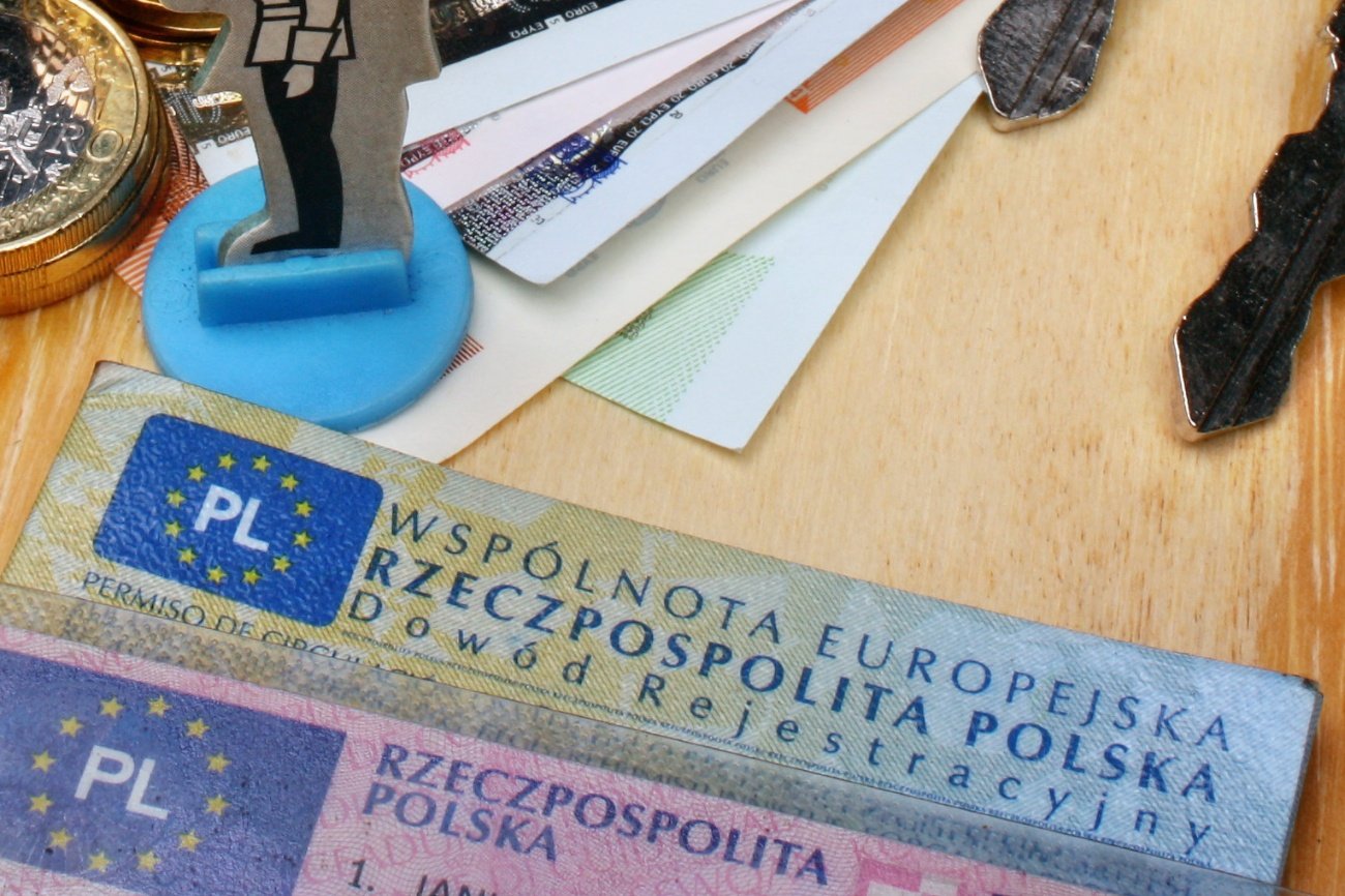 Od 1 maja 2022 roku mają obowiązywać nowe dowody rejestracyjne dla właścicieli samochodów. Ministerstwo Infrastruktury wprowadza je, aby były one trudniejsze do podrobienia przez oszustów.