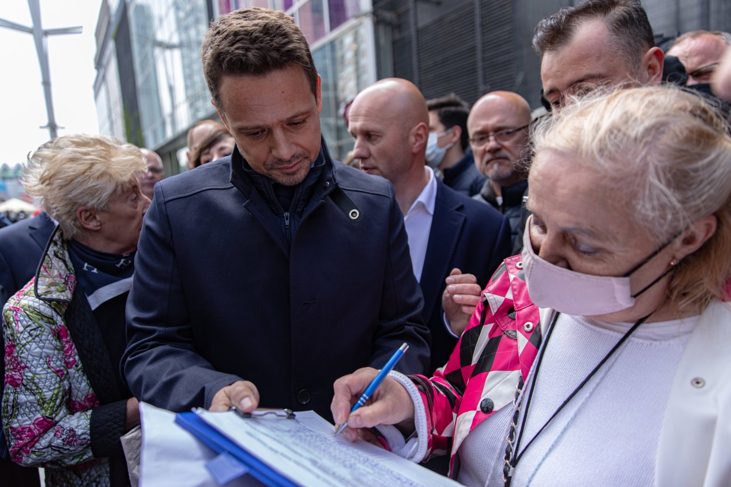 Rafał Trzaskowski - kandydat KO na prezydenta - zbiera podpisy poparcia