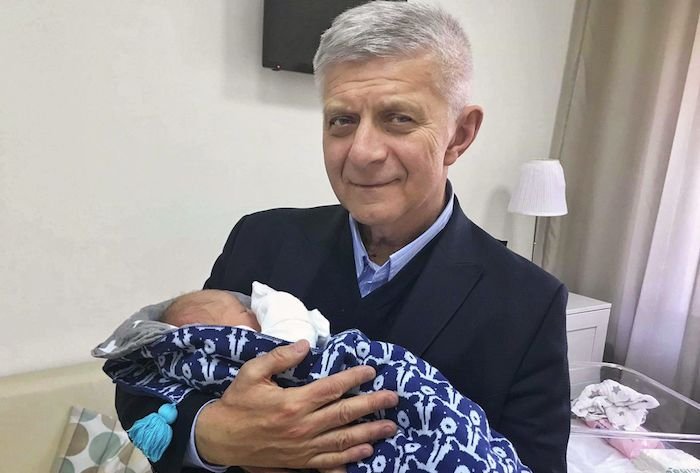 Marek Belka debiutuje na Twitterze. Pokazał zdjęcie z wnuczkiem.