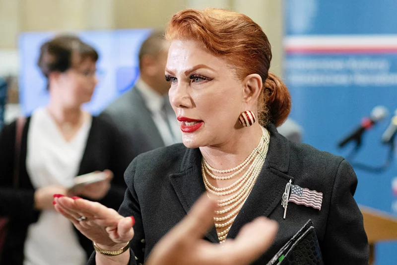 Ambasadorka USA w Polsce Georgette Mosbacher ponownie padła ofiarą polskiego hejtu. Tym razem wywołała wybuch homofobii.