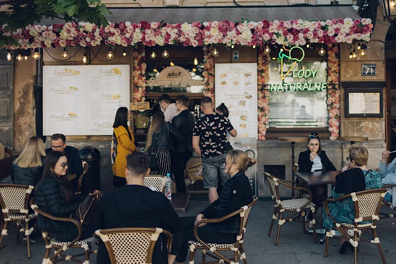15 maja weszło w życie rozporządzenie rządu, które pozwala restauratorom przyjmować klientów na świeżym powietrzu w ogródkach restauracyjnych.