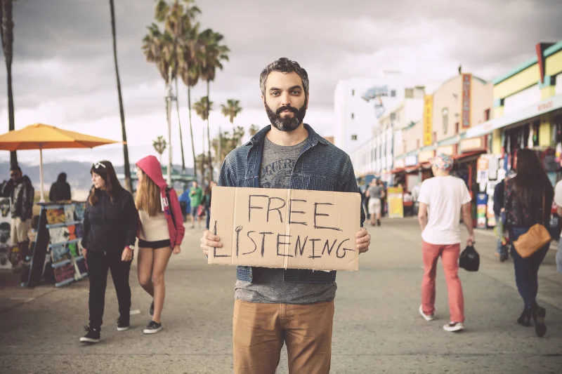 Urban Confessional to inicjatywa, która zrodziła się w głowie Benjamina Mathesa z Los Angeles. Akcja służy zacieśnianiu więzi społecznych, a także wspiera ludzi w redukowaniu codziennego stresu