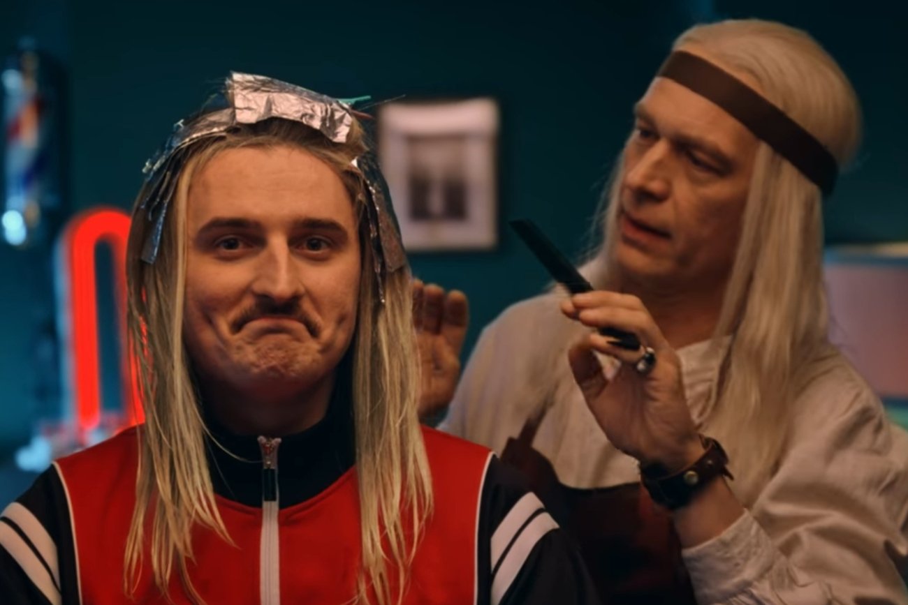 Dawid Podsiadło zmienia się w Wiedźmina w materiale promocyjnym Netflixa.