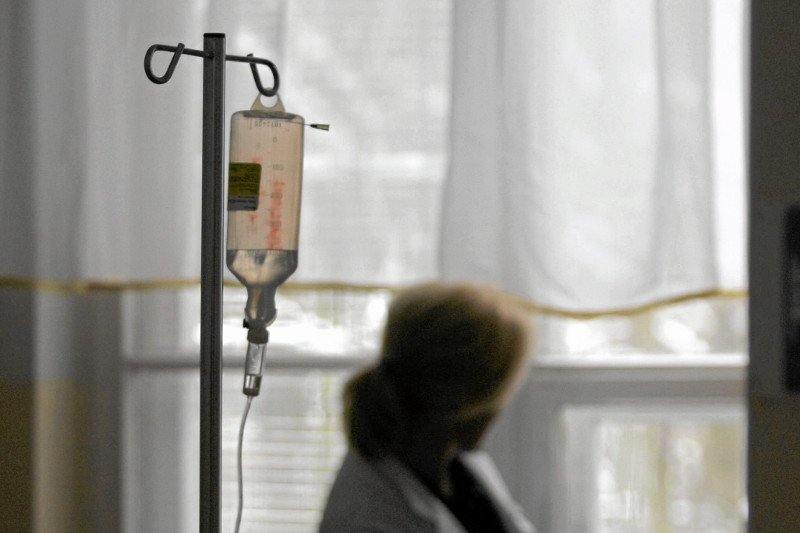 Przez absurdalne przepisy rodzice sami musieli płacić za chemioterapię syna chorego na raka.