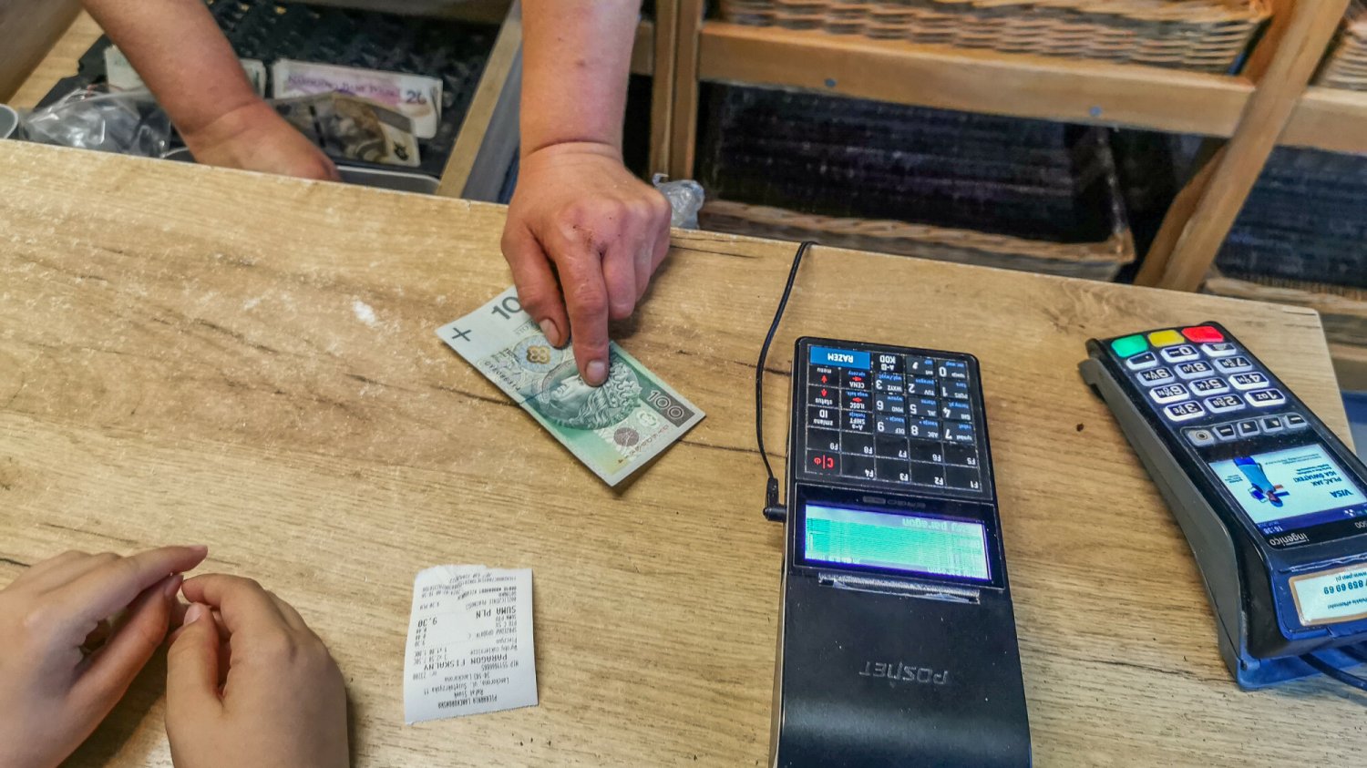 Limity płatności gotówką od 2027 roku. Zakaz i pokazywanie dowodu Od 2027 r. górna granica płatności gotówką to 10 tys. euro. Powyżej 3 tys. euro trzeba będzie pokazać dowód