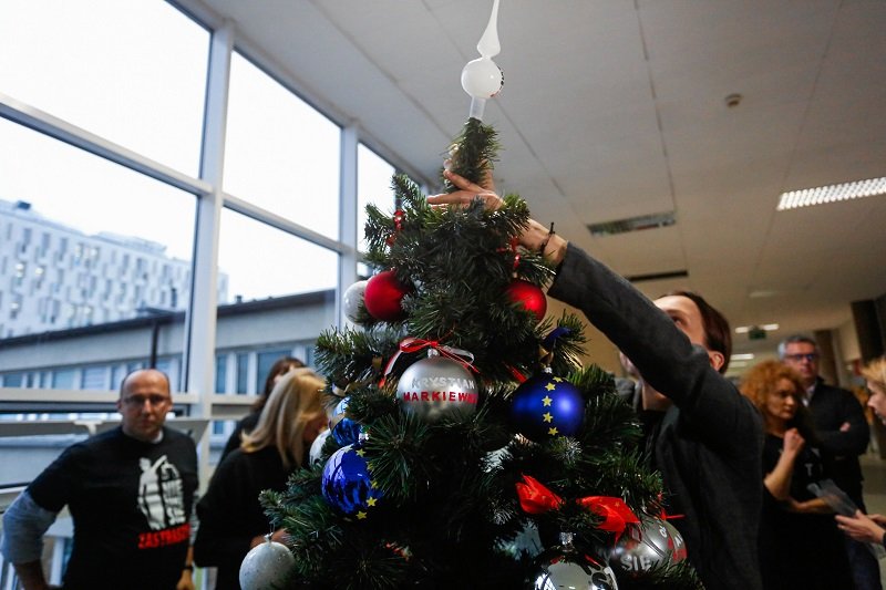 W krakowskim sądzie okręgowym pojawiła się specjalna choinka, którą ubrali sędziowie.