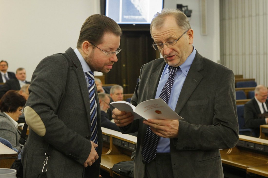 Prof. Jarosław Szymanek (z lewej) ukradł swojej studentce 18 stron pracy magisterskiej - pisze portal oko.press.