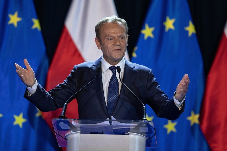 Donald Tusk podczas przemówienia w Warszawie 3 maja. Teraz został zaproszony do Poznania.