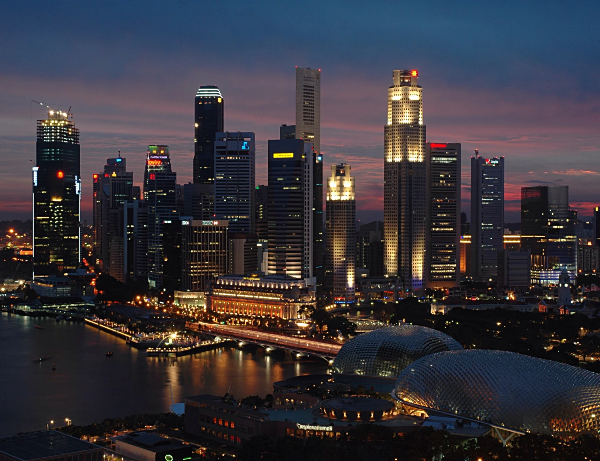 Singapur tuż po zachodzie słońca.