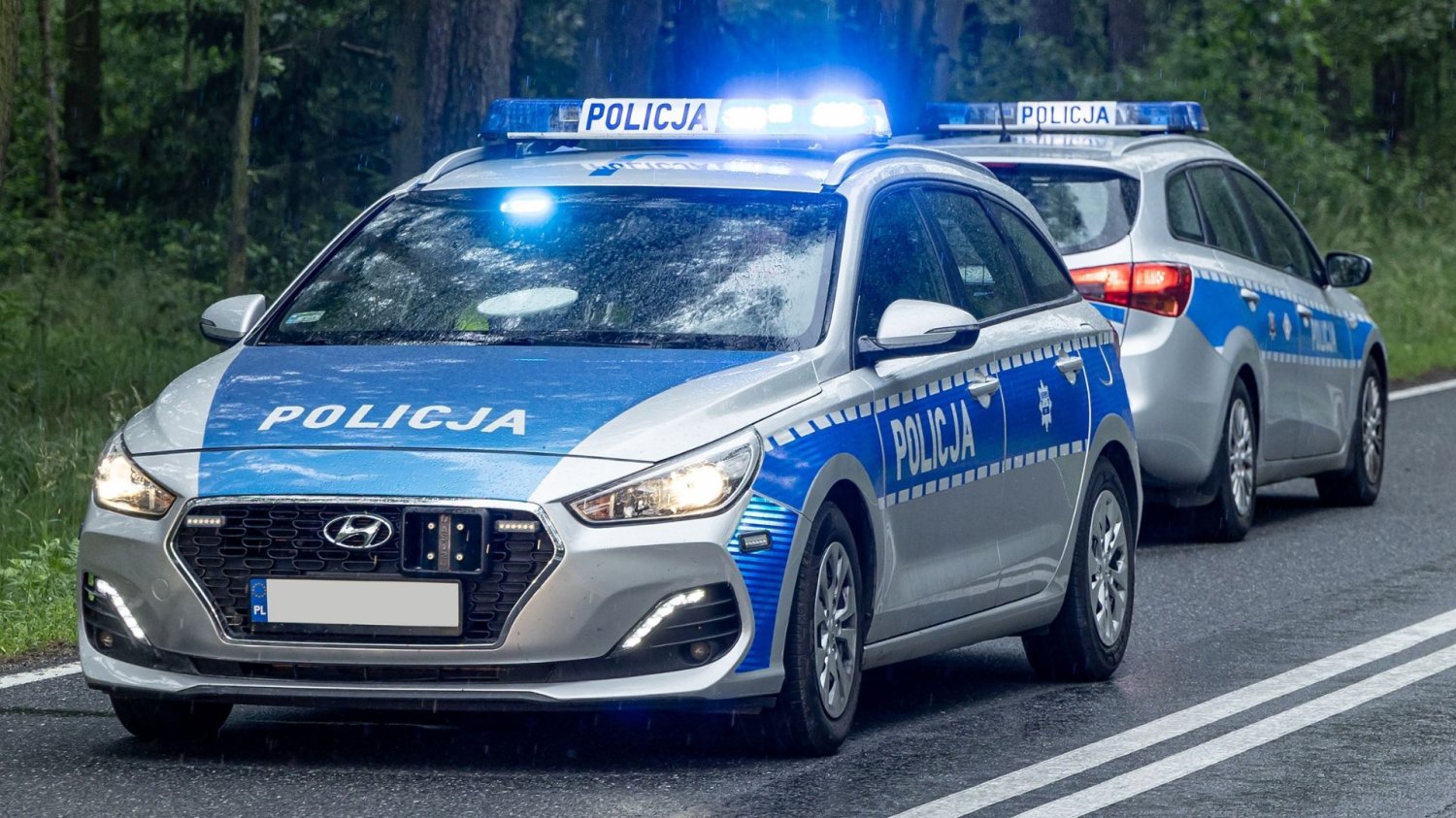 Dwa podwójne zabójstwa w woj. opolskim. Policyjna obława za 17-latkiem. Dwa policyjne radiowozy.