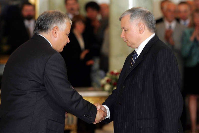 Braterska relacja Lecha i Jarosława Kaczyńskich była destrukcyjna dla ich polityki – pisze Robert Krasowski.