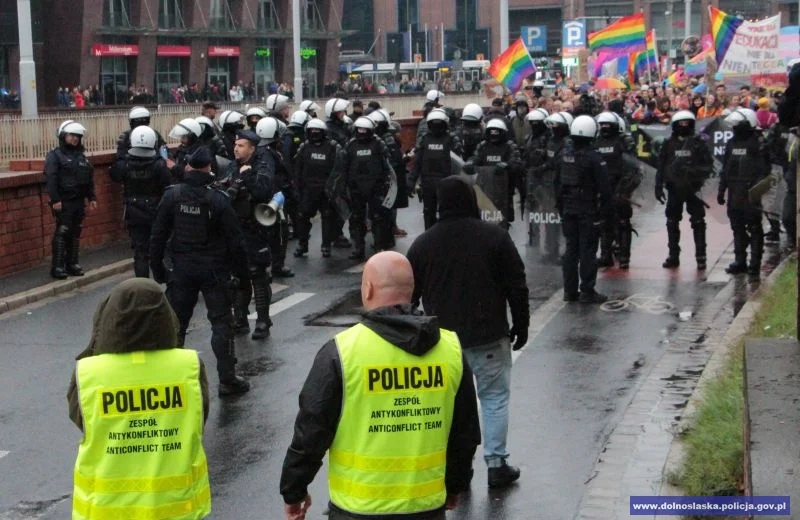 Policjanci Zespołu Antykonfliktowego w trakcie zabezpieczenia zgromadzenia na pl. Dominikańskim.