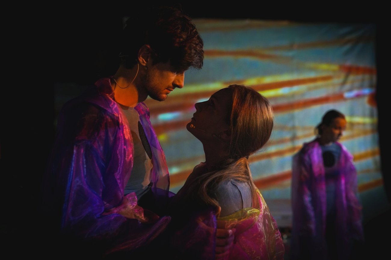 "Po(*)łączność", sztuka wystawiana przez teatr Potem-o-tem, zabiera widzów w odwróconą podróż, kreśląc wizję 200 lat najbliższej przyszłości z perspektywy kolejnych pokoleń jednej rodziny.