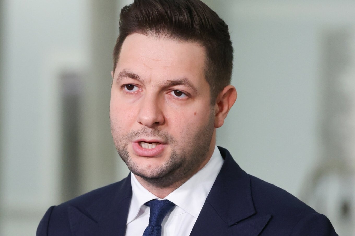 Patryk Jaki krytycznie o Dudzie i Morawieckim. Tak reaguje PiS.