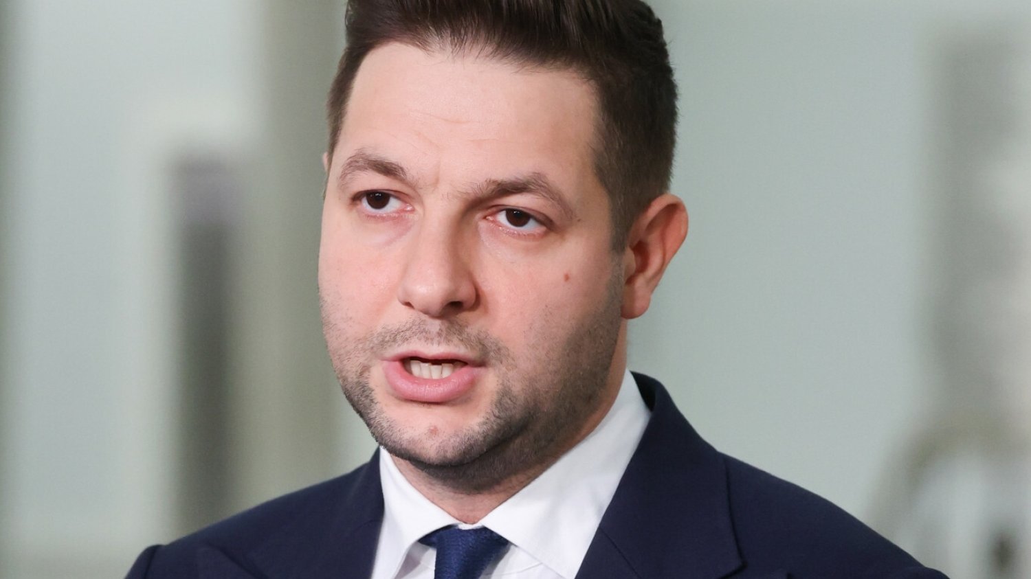 Patryk Jaki krytycznie o Dudzie i Morawieckim. Tak reaguje PiS.