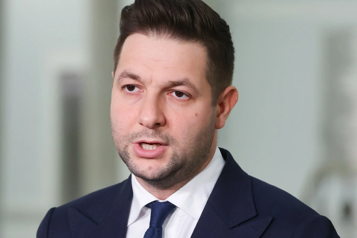 Patryk Jaki krytycznie o Dudzie i Morawieckim. Tak reaguje PiS.