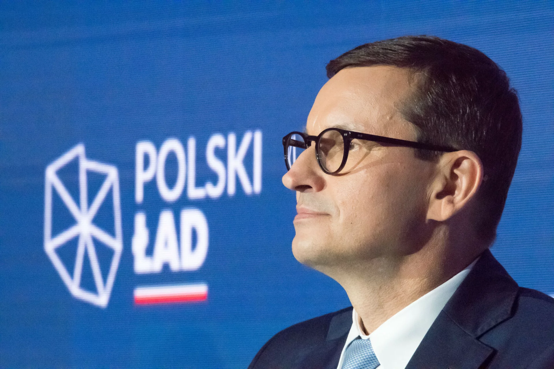 Forsowany przez premiera Mateusza Morawieckiego program Polski Ład mocno uderzy w Polaków zatrudnionych na umowie zleceniu. Premier rządu PiS Mateusz Morawiecki i program Polski Ład.