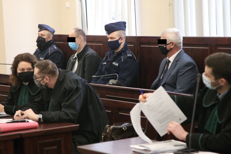 Oskarżeni Robert M. i Sylwester B. podczas procesu o zabicie i zjedzenie człowieka.