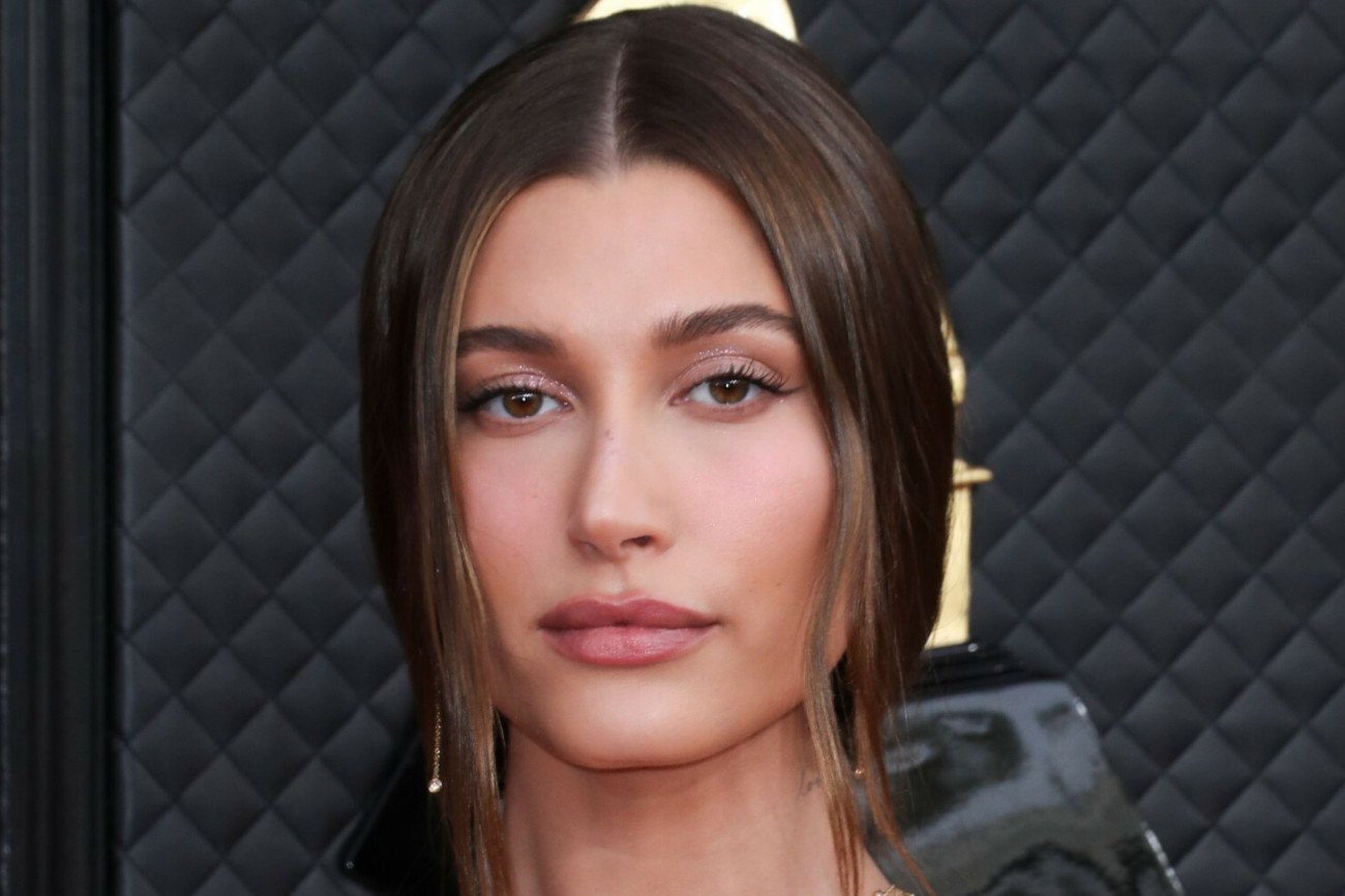 Hailey Bieber komentuje plotki o ciąży.