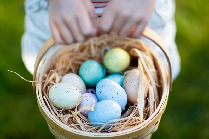 Naturalne barwienie jajek - proste sposoby na wyjątkowe pisanki