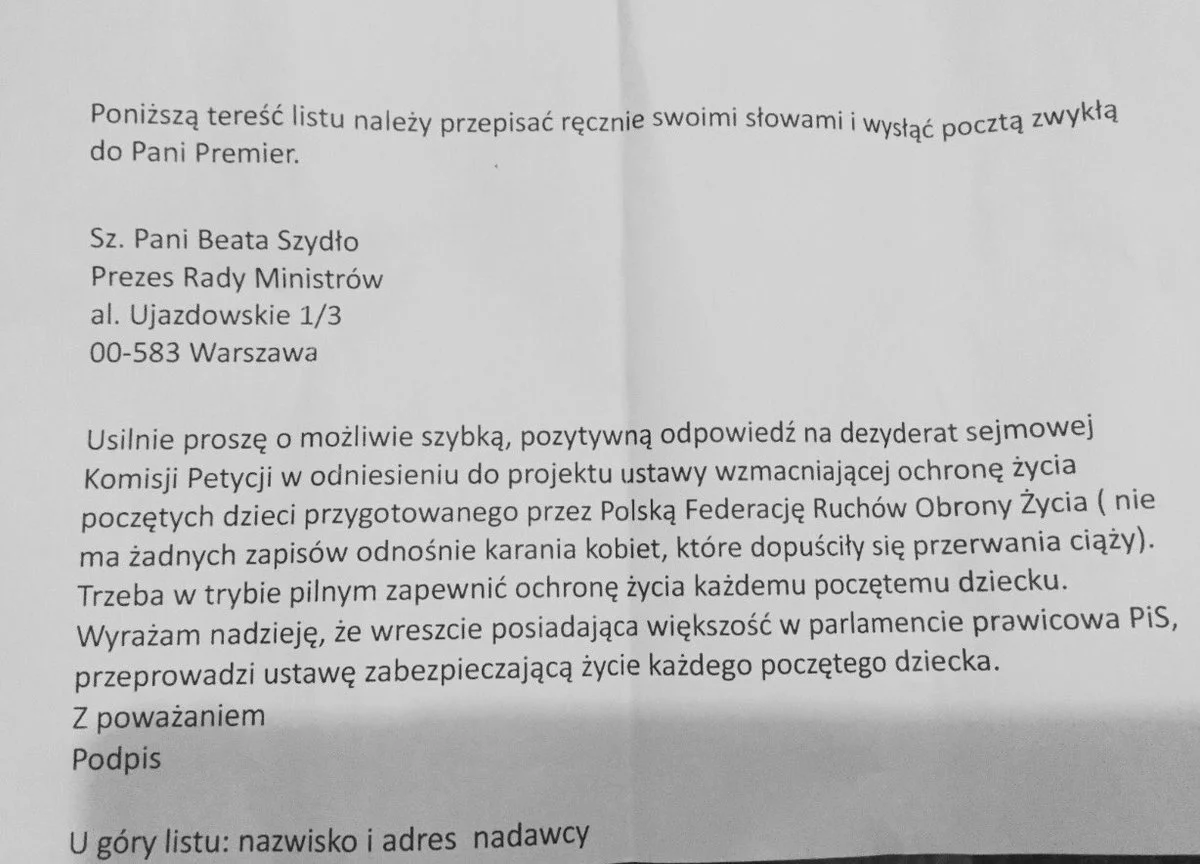 Posłanka Monika Wielichowska pokazała wzór pisma z żądaniem zakazania kobietom aborcji, które parafianie mają wysyłać do premier Szydło.