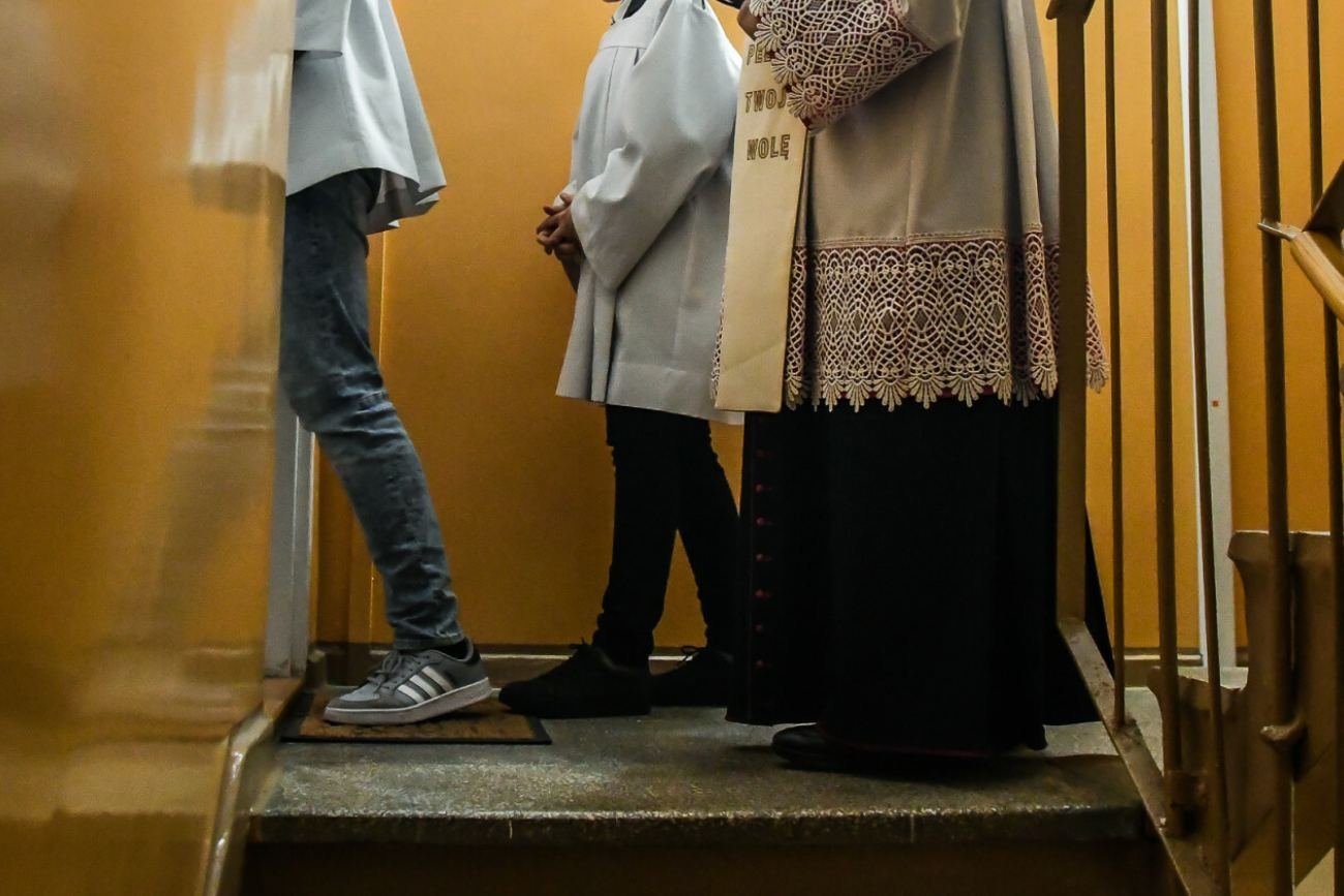 Mężczyzna zaatakował nożem księdza podczas wizyty duszpasterskiej.