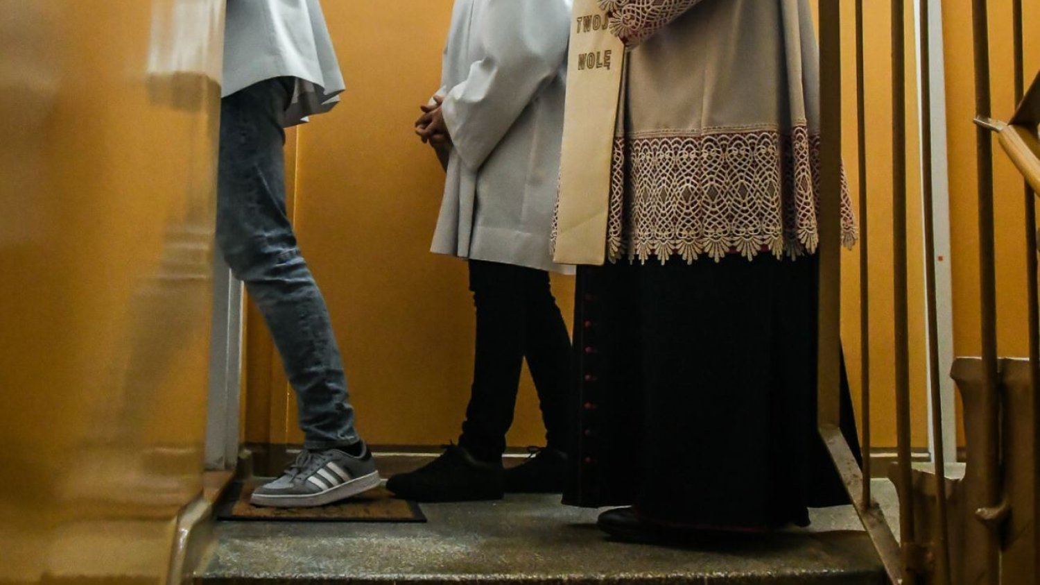 Mężczyzna zaatakował nożem księdza podczas wizyty duszpasterskiej.