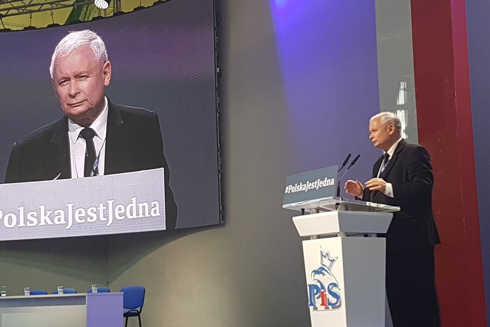 Jarosław Kaczyński na kongresie w Przysusze powstrzymywał się od epitetów. Ale i tak określił nieprawomyślnych "złogami".