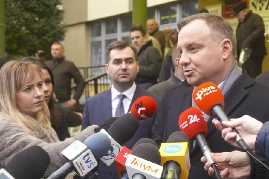 Andrzej Duda odwiedził szpital w Końskich i stwierdził, że placówka jest dobrze przygotowana na obecność koronawirusa.