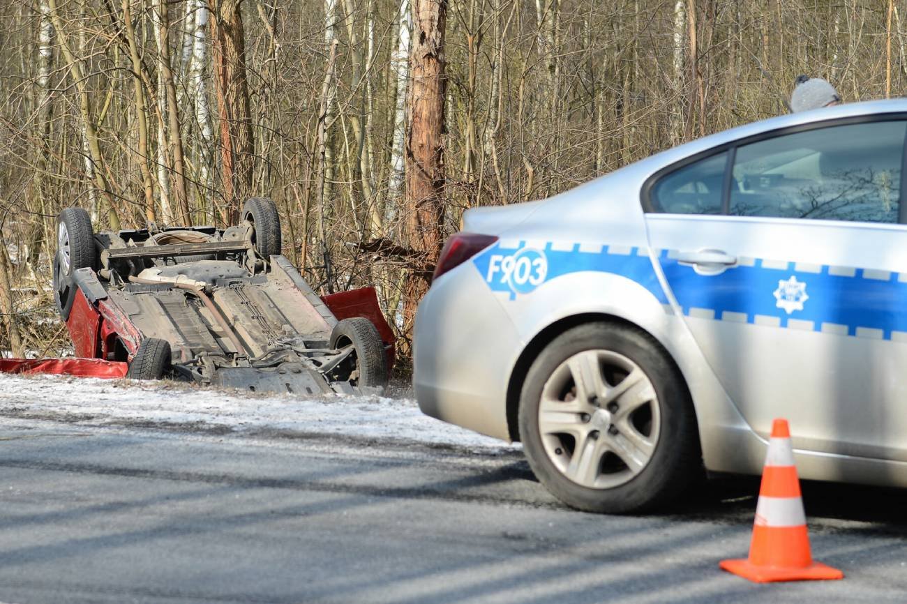 Powrót zimy w Koszalinie. Na zaśnieżonej drodze dachowało auto