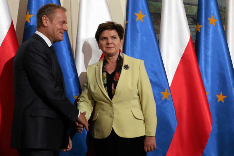 Beata Szydło naśladuje Donalda Tuska. Przynajmniej w zajmowaniu opinii publicznej rekonstrukcjami.