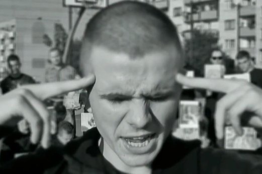 Zrzut ekranu teledysku "Walczę do końca" rapera Białego.