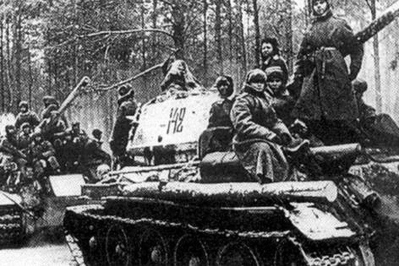 Kolumna sowieckich czołgów podczas operacji wiślańsko-odrzańskiej.