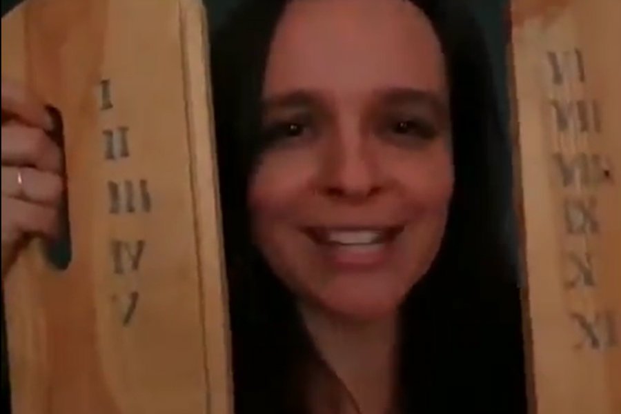 Klaudia Jachira znów wywołała kontrowersje swoim nagraniem. Tym razem pokazała się z drewnianymi tablicami, co zostało odebrane jako parodiowanie Dekalogu.