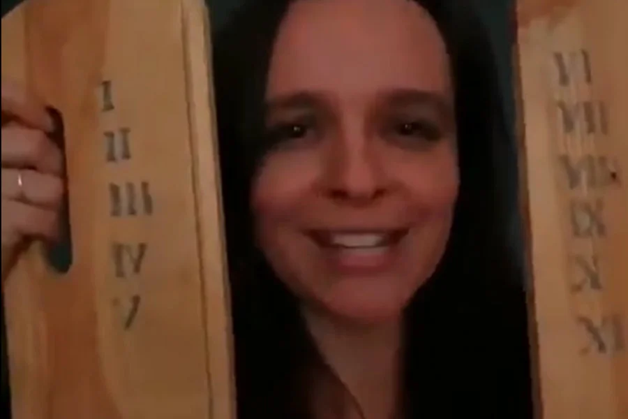 Klaudia Jachira znów wywołała kontrowersje swoim nagraniem. Tym razem pokazała się z drewnianymi tablicami, co zostało odebrane jako parodiowanie Dekalogu.
