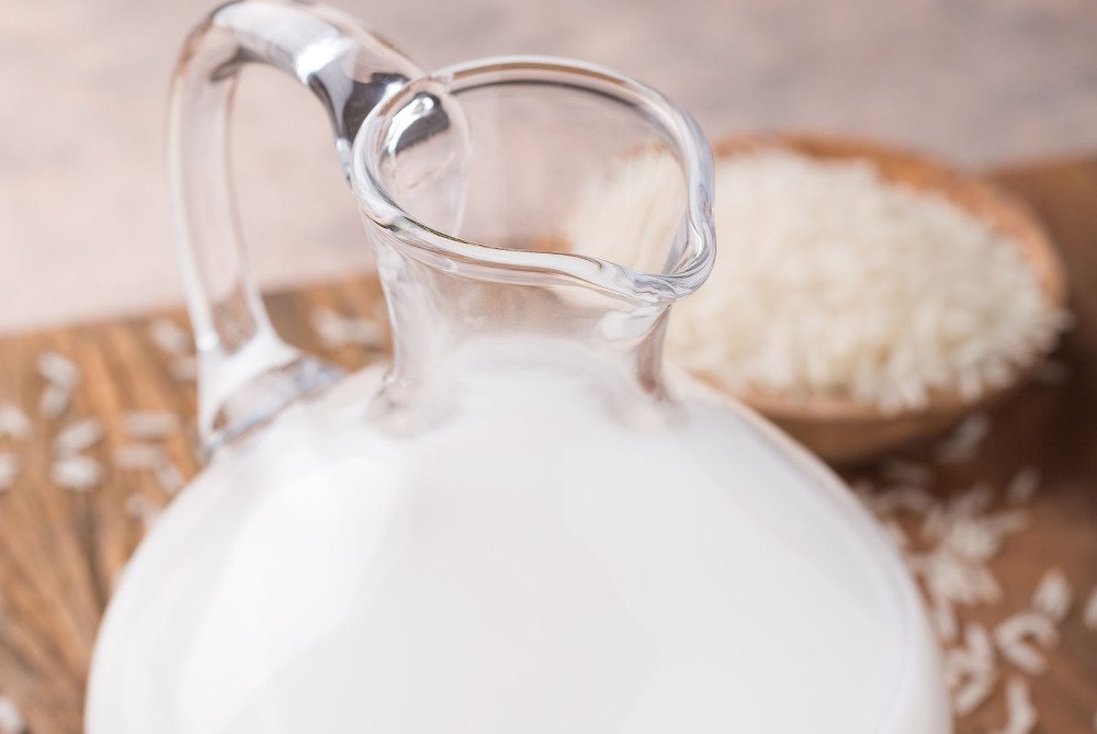 Mleko ryżowe jest popularne w wielu modnych kawiarniach. Ale czy na pewno jest zdrowe?