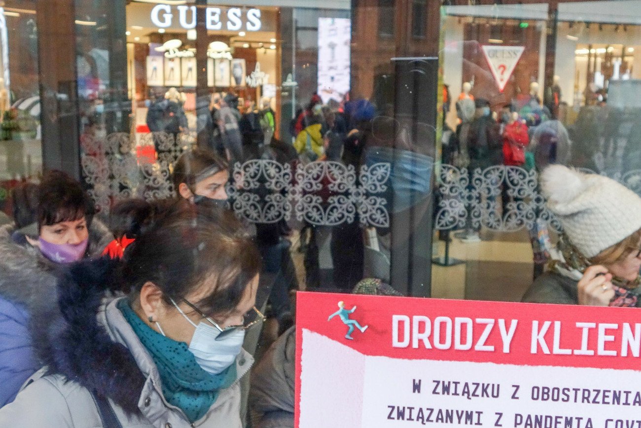 Od 1 marca większość obostrzeń covidowych zostanie zniesiona. Nie będą obowiązywały już m.in. limity w sklepach, restauracjach czy kinach. Jak wpłynie to na dalszy przebieg pandemii?