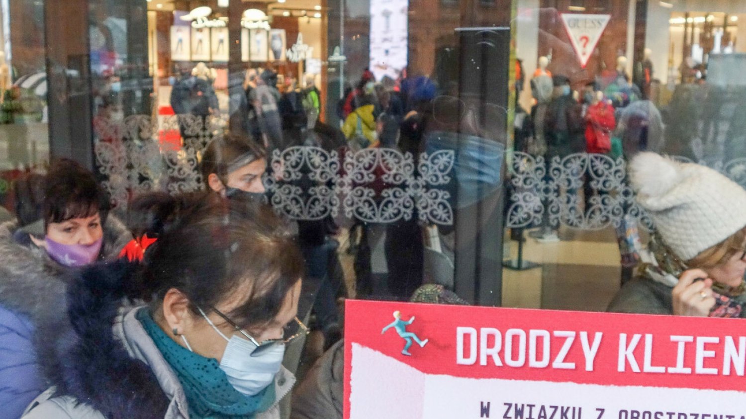 Od 1 marca większość obostrzeń covidowych zostanie zniesiona. Nie będą obowiązywały już m.in. limity w sklepach, restauracjach czy kinach. Jak wpłynie to na dalszy przebieg pandemii?