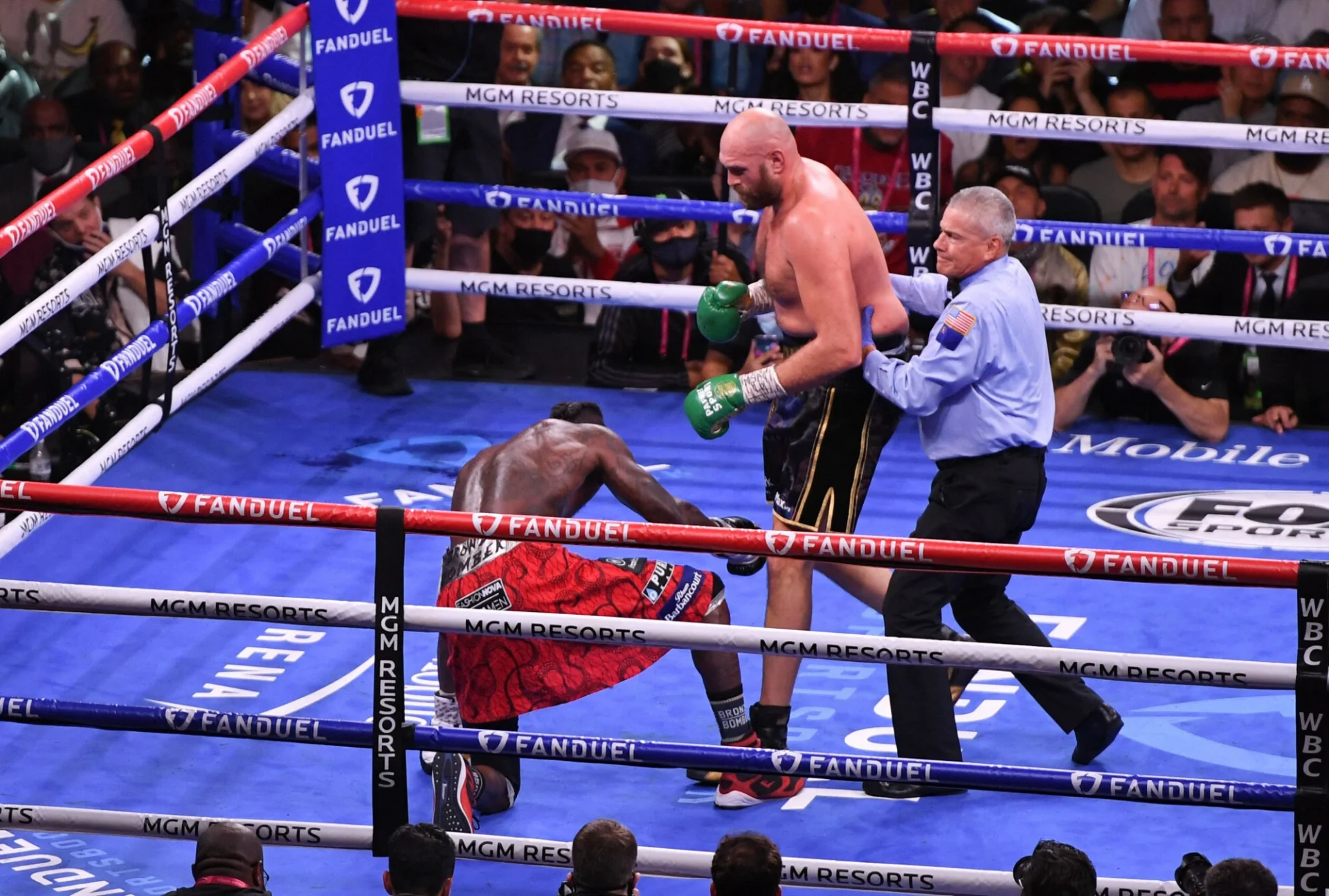 Tyson Fury znokautował Deontaya Wildera w Las Vegas po szalonej walce