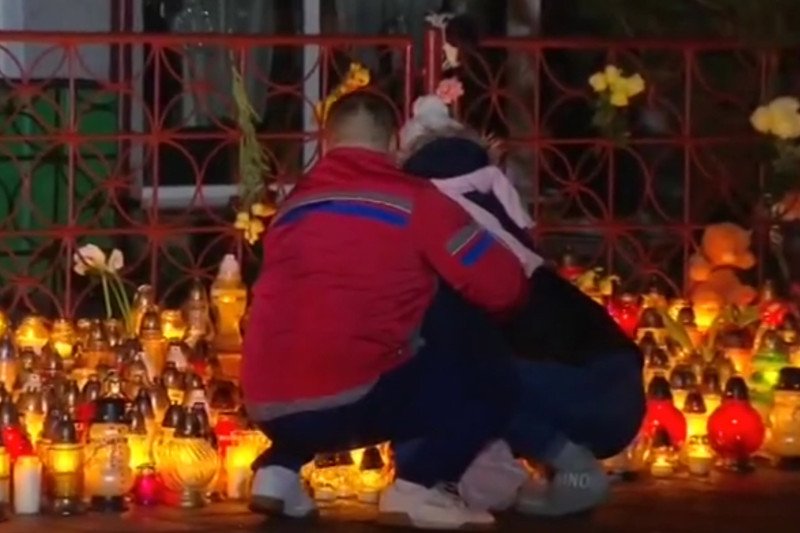 Od kilku dni przed budynkiem, w którym zginęło 5 nastolatek, cały czas płoną znicze.